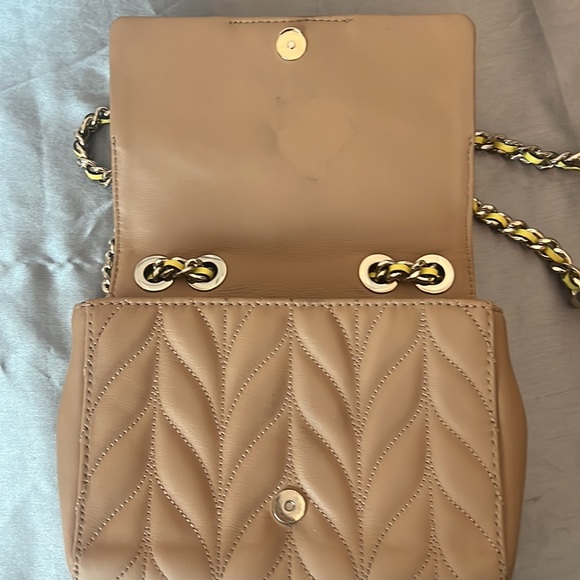 Kate Spade crossbody cream & tan with gold chain straps - Picture 8 of 11